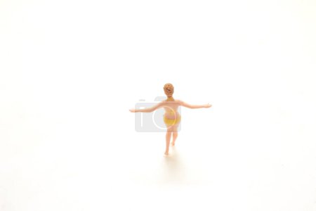 Téléchargez les photos : Figurine minimaliste avec les bras tendus sur fond blanc - en image libre de droit
