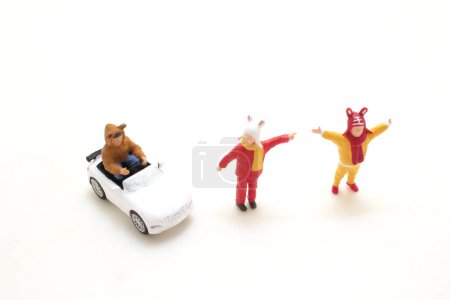 Foto de A Juguetes de animales en miniatura conduciendo y jugando sobre fondo blanco - Imagen libre de derechos
