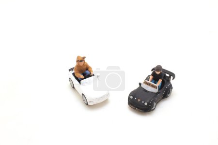 Foto de Una carrera de juguetes en miniatura con figura animal y humana sobre fondo liso - Imagen libre de derechos