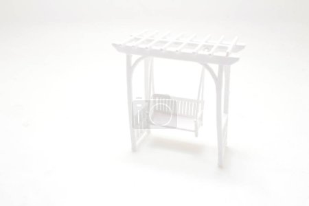 Téléchargez les photos : Une balançoire de jardin blanc minimaliste dans un cadre à clé haute - en image libre de droit