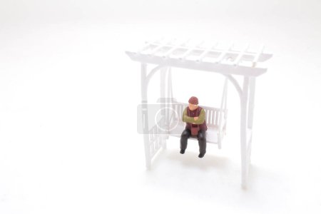 Téléchargez les photos : Une balançoire de jardin blanc minimaliste dans un cadre à clé haute - en image libre de droit