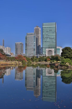 Foto de Nov 27 2023 el lago en Kyushibarikyu Jardín Japonés, Japón - Imagen libre de derechos