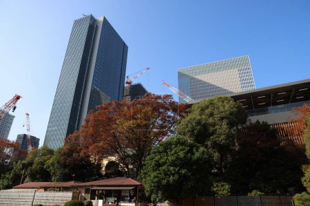 Foto de A Kyushibarikyu Jardín Japonés con edificio de oficinas - Imagen libre de derechos