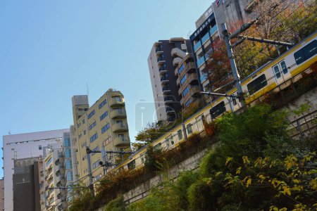 Téléchargez les photos : 27 nov. 2023 Skyline moderne de la ville avec chemin de fer, tokyo, Japon - en image libre de droit