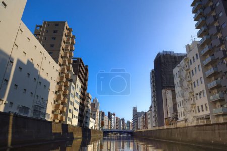 Téléchargez les photos : 27 nov. 2023 Skyline de la ville avec bâtiments et voies navigables reflétant le ciel. - en image libre de droit