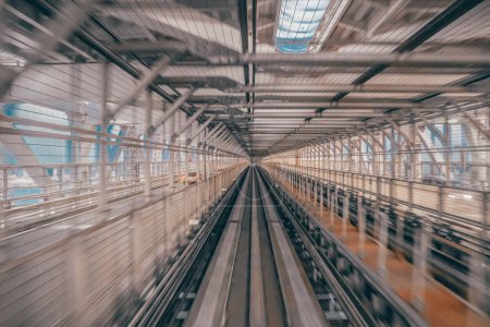 Téléchargez les photos : Monorail de lumière de mouvement pour fond de design, Tokyo, Japon. 27 nov. 2023 - en image libre de droit
