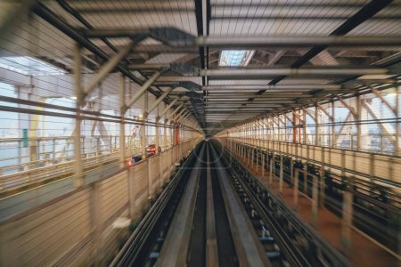 Téléchargez les photos : Une gare moderne avec voies ferrées 27 nov. 2023 - en image libre de droit