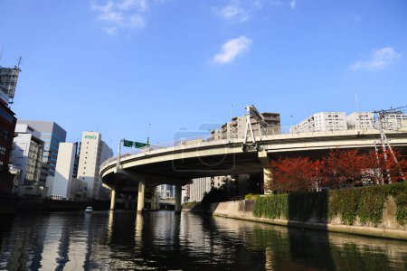 Téléchargez les photos : 27 nov. 2023 l'autoroute métropolitaine au-dessus de la Kandagawa, Japon - en image libre de droit