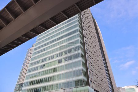 Téléchargez les photos : Immeuble de bureaux avec Skyline dans la région métropolitaine 27 nov. 2023 - en image libre de droit