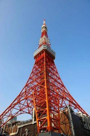Téléchargez les photos : Une tour de Tokyo avec ciel bleu, point de repère du Japon Nov 27 2023 - en image libre de droit