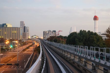 Téléchargez les photos : Skyline urbaine sur la voie ferrée surélevée 27 nov. 2023 - en image libre de droit