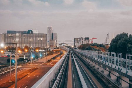 Téléchargez les photos : Skyline urbaine sur la voie ferrée surélevée 27 nov. 2023 - en image libre de droit