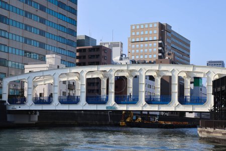 Téléchargez les photos : 27 nov. 2023 Bus nautiques naviguant devant le pont de l'Arc - en image libre de droit