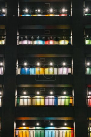 Téléchargez les photos : Immeuble coloré à Odaiba. Portes et fenêtres multicolores 27 nov 2023 - en image libre de droit