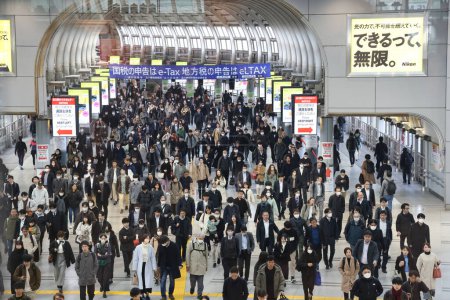 Foto de Personas que viajan a la estación de Shinagawa Hora punta Nov 27 2023 - Imagen libre de derechos