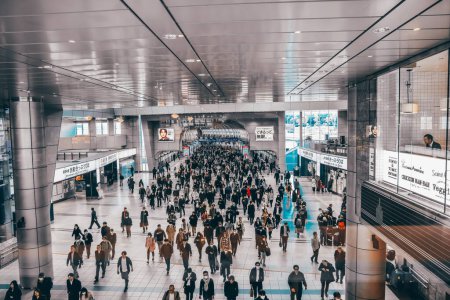 Téléchargez les photos : Rush Hour Commuters à la gare de Tokyo Nov 27 2023 - en image libre de droit