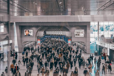 Foto de Cercanías de hora punta en la estación de Tokio Nov 27 2023 - Imagen libre de derechos