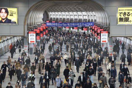 Téléchargez les photos : Voyageurs marchant à travers la gare de Shinagawa Nov 27 2023 - en image libre de droit