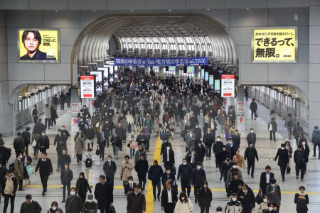 Foto de Cercanías caminando por la estación de tren de Shinagawa Nov 27 2023 - Imagen libre de derechos