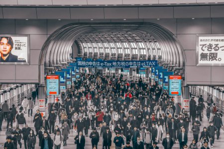 Foto de Cercanías de hora punta en la estación de Tokio Nov 27 2023 - Imagen libre de derechos