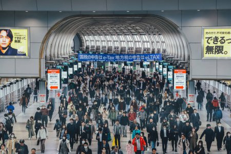 Téléchargez les photos : Intérieur des personnes à la gare de Shinagawa Japon 27 nov. 2023 - en image libre de droit