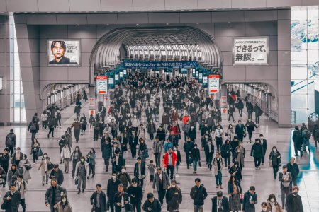 Foto de Caminar a través de la estación de tren de Shinagawa en el camino Nov 27 2023 - Imagen libre de derechos