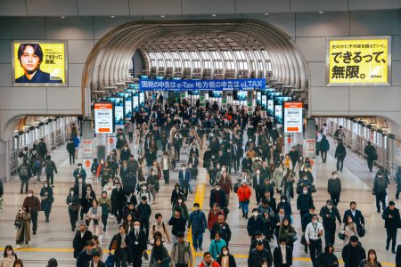 Téléchargez les photos : Intérieur des personnes à la gare de Shinagawa Japon 27 nov. 2023 - en image libre de droit