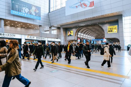 Téléchargez les photos : Marche à travers la gare de Shinagawa sur le chemin Nov 27 2023 - en image libre de droit