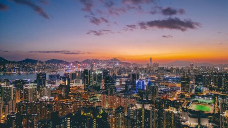 Téléchargez les photos : La nuit illumination célèbre port paysage urbain, hk Jan 14 2024 - en image libre de droit