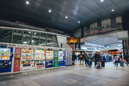 Foto de La gente viaja a través de la estación de tren en Akihabara. Nov 26 2023 - Imagen libre de derechos