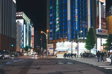 Foto de Luces y anuncios de vallas publicitarias en edificios en Akihabara Nov 26 2023 - Imagen libre de derechos