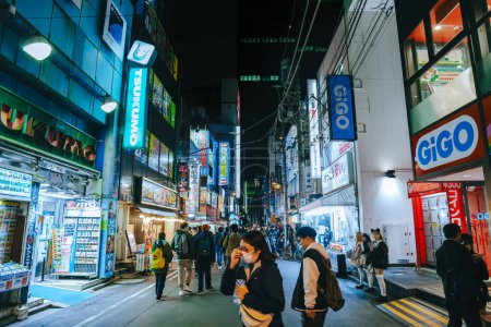 Téléchargez les photos : Lumières et panneaux publicitaires sur les bâtiments à Akihabara Nov 26 2023 - en image libre de droit