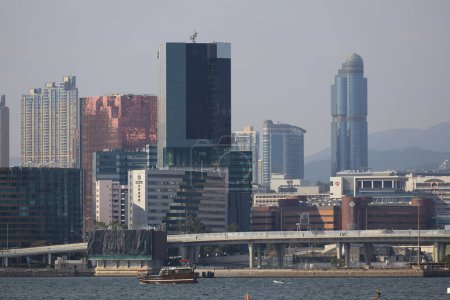 Foto de Jan 13 2024 el hotel y el edificio de oficinas en la costa, Hong Kong - Imagen libre de derechos