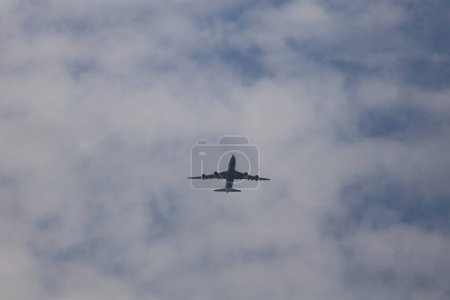 Foto de Jan 13 2024 Avión de pasajeros volando sobre las nubes en Hong Kong - Imagen libre de derechos