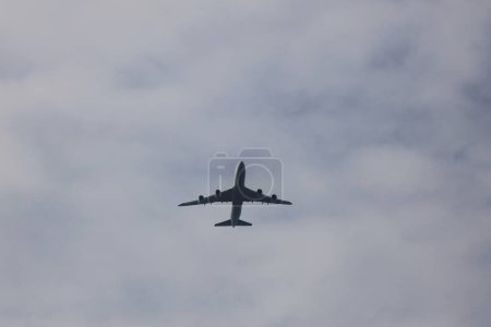 Foto de Jan 13 2024 Avión de pasajeros volando sobre las nubes en Hong Kong - Imagen libre de derechos