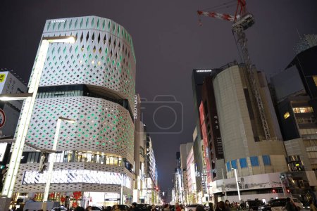 Téléchargez les photos : Japon, Tokyo, Ginza, circulation piétonne dans la rue, crépuscule Nov 26 2023 - en image libre de droit
