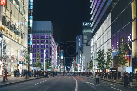 Foto de Japón, Tokio, Ginza, tráfico peatonal en la calle, atardecer Nov 26 2023 - Imagen libre de derechos