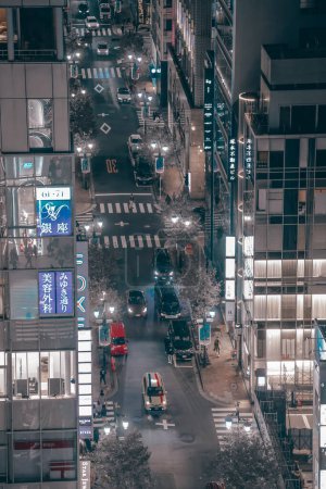 Téléchargez les photos : Ville urbaine vue de nuit à ginza, tokyo, Japon Nov 26 2023 - en image libre de droit