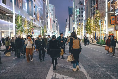Téléchargez les photos : Ginza Shopping Street Tokyo avec des touristes Nov 26 2023 - en image libre de droit