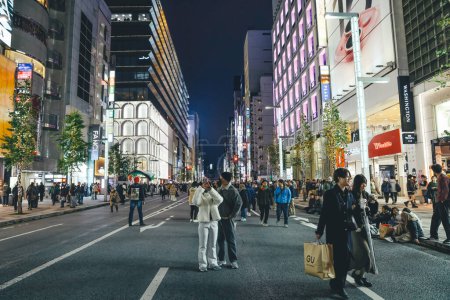 Téléchargez les photos : La scène de rue illuminée, Lumières de Ginza Nov 26 2023 - en image libre de droit