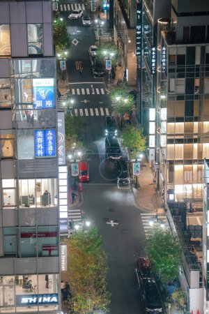 Téléchargez les photos : Rue urbaine avec gratte-ciel et voitures dans une zone métropolitaine 26 nov. 2023 - en image libre de droit