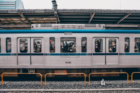 Téléchargez les photos : Transport urbain bondé avec groupe de personnes sur la plate-forme de la gare. - en image libre de droit