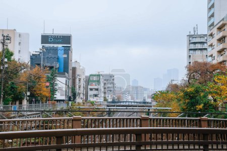 Foto de Metrópolis urbana con rascacielos, paisaje urbano y transporte Nov 26 2023 - Imagen libre de derechos