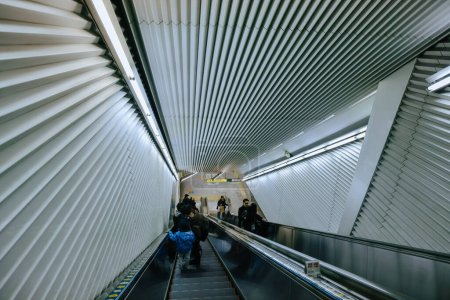 Foto de Moderna estación de metro de la ciudad con los viajeros en la plataforma. Nov 26 2023 - Imagen libre de derechos