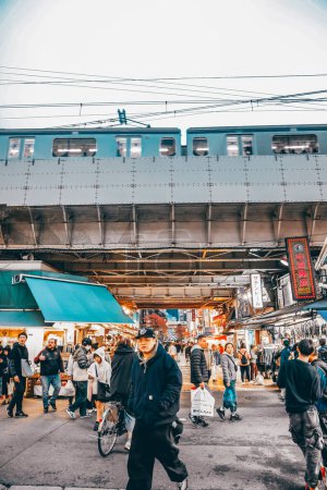 Téléchargez les photos : Le paysage urbain d'Ueno avec des trains, Tokyo, Japon Nov 30 2023 - en image libre de droit