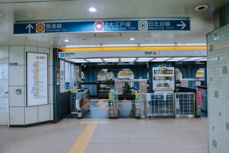 Foto de Un metro de Tokio tren de línea Ginza Nov 26 2023 - Imagen libre de derechos