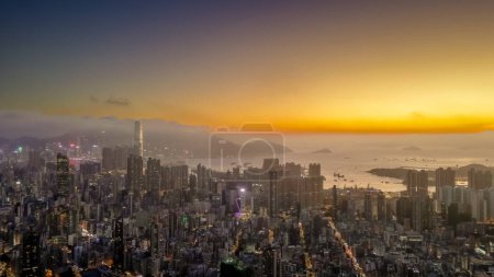 Téléchargez les photos : 20 janv. 2024 Hong Kong Paysage urbain au crépuscule, de Beacon Hill - en image libre de droit