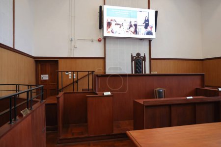 Téléchargez les photos : 20 janv. 2024 Vue du juge à l'intérieur d'un tribunal de l'ancienne magistrature fanfare - en image libre de droit