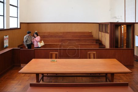 Téléchargez les photos : 20 janv. 2024 Vue du juge à l'intérieur d'un tribunal de l'ancienne magistrature fanfare - en image libre de droit
