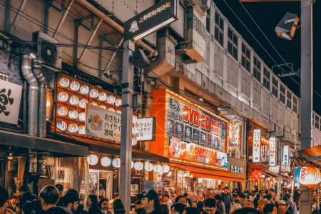 Foto de Nov 25 2023 Mercado de Ameyoko, Tokio, bulliciosa multitud bajo las luces nocturnas. - Imagen libre de derechos